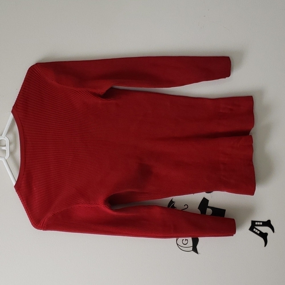 Long Sleeve Red Pocketed Medium VNeck Top - Picture 6 of 6